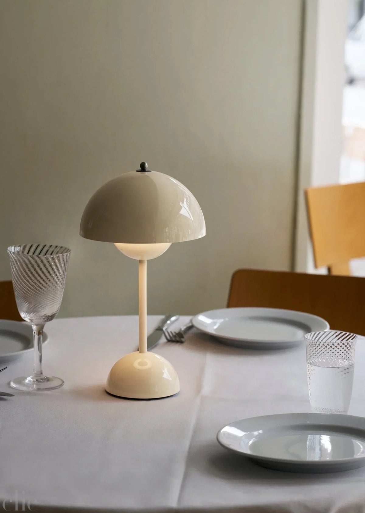 Flowerpot Lamp in Ivory, Verner Panton