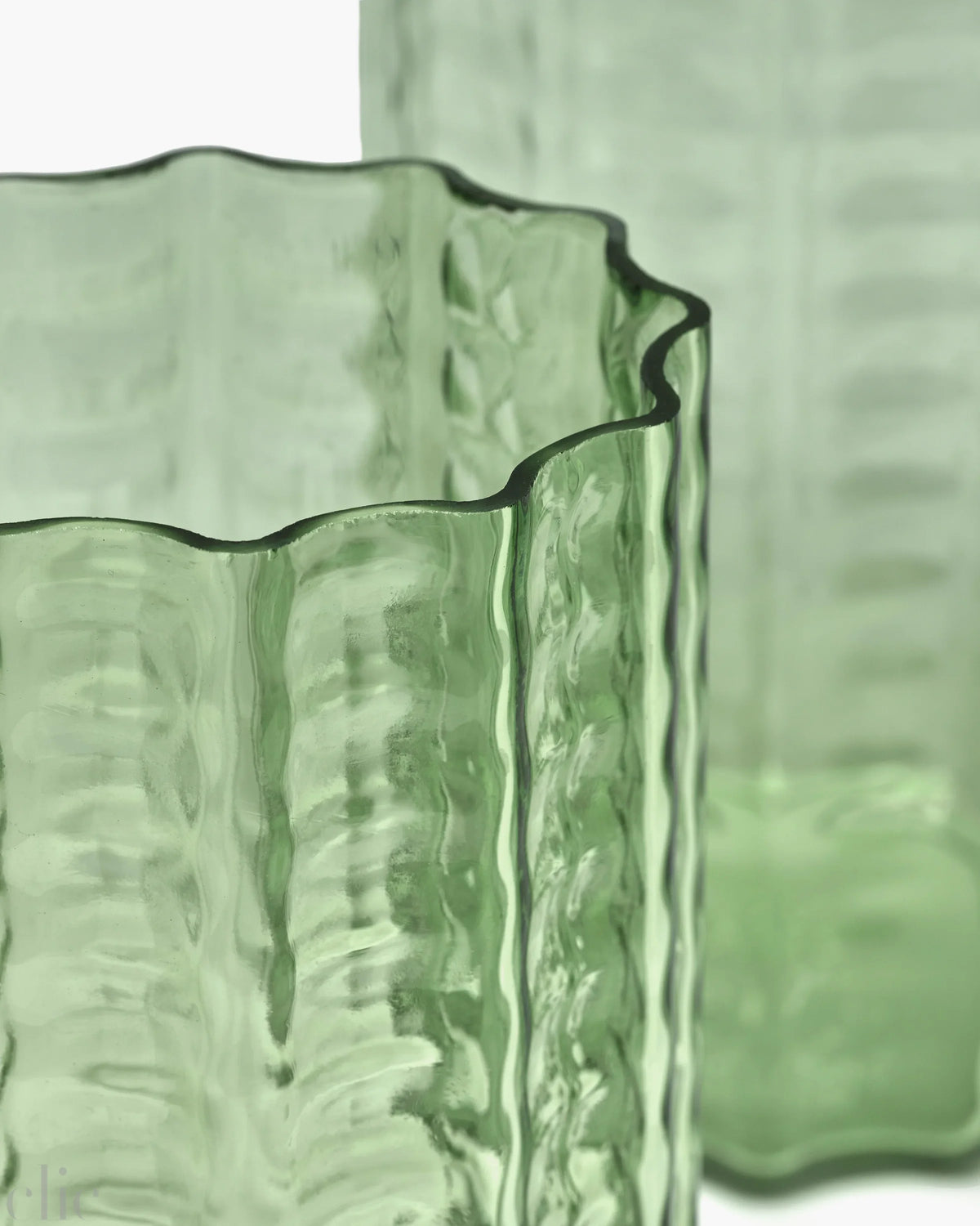 02 Transparent Waves Vase in Green