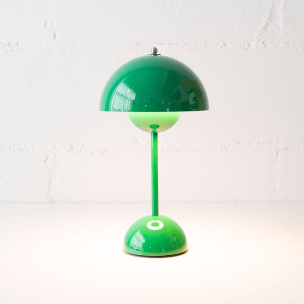 Flower Pot Table Lamp in Signal Green, from Ameico