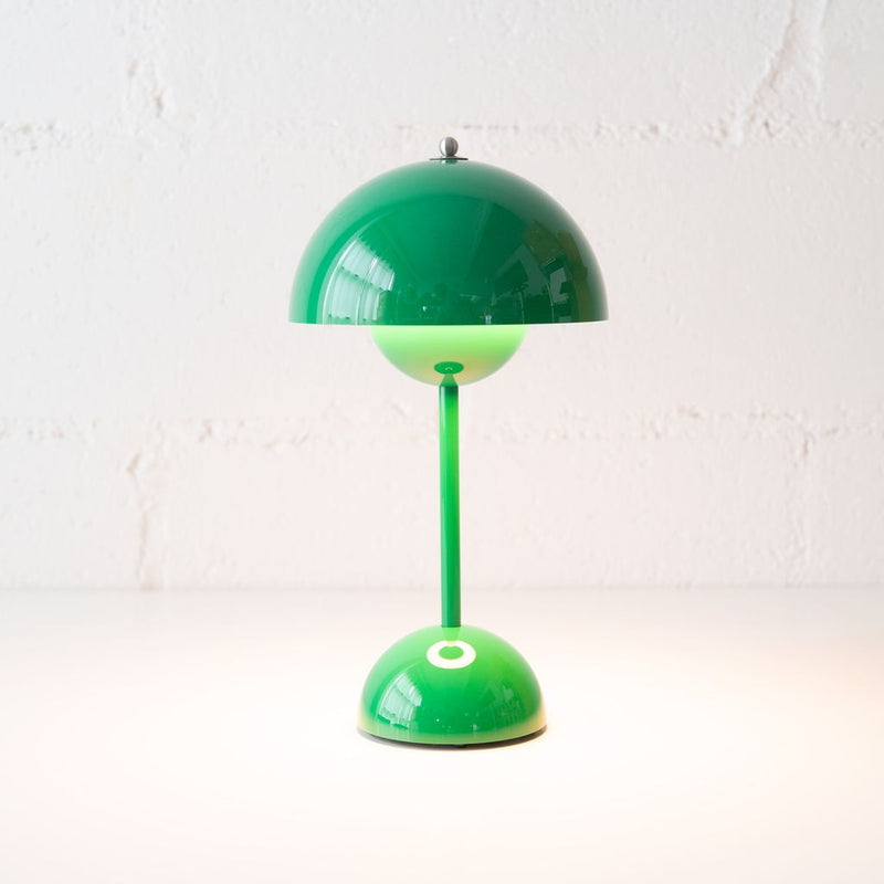 Flower Pot Table Lamp in Signal Green, from Ameico