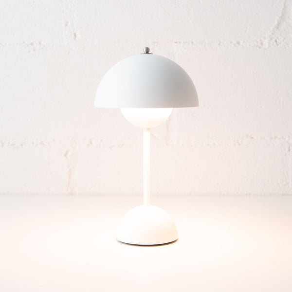 Flower Pot Table Lamp in Matte White, from Ameico