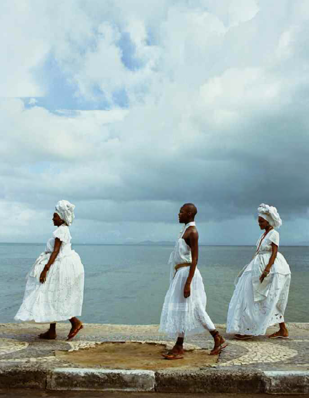 Bahianas Walking by Anne Menke